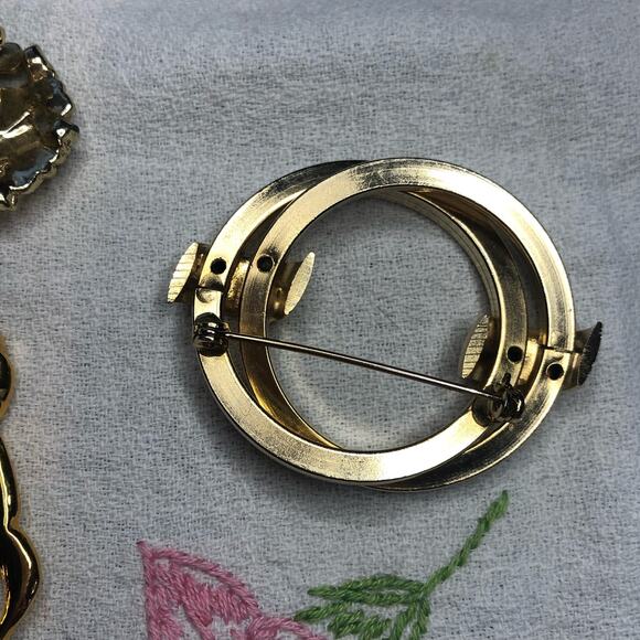 VIntage lot of 9 Brooches Pins and clip on earrings Gold Tone - Picture 8 of 16